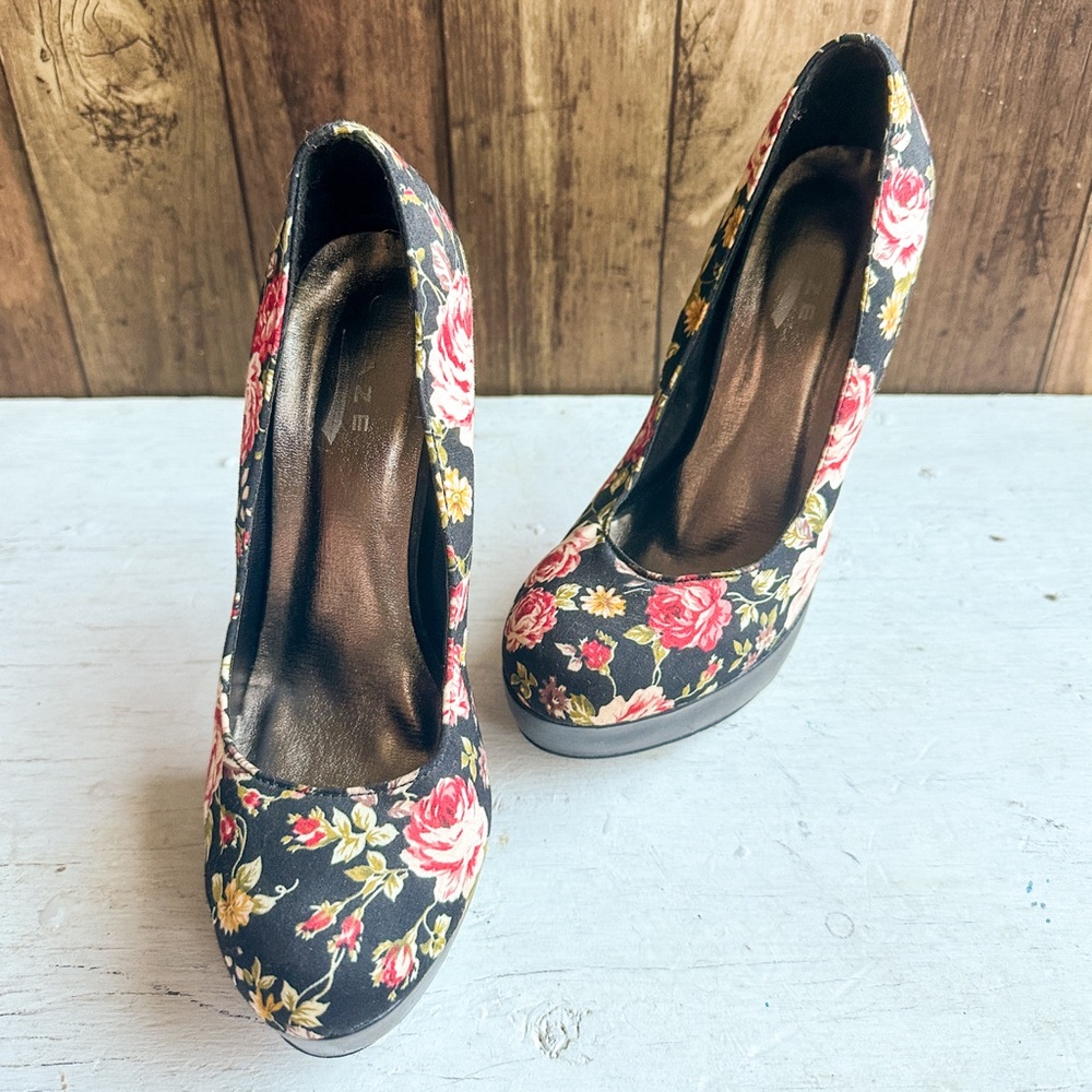 Floral Black Platform Heels - Picture 8 of 8